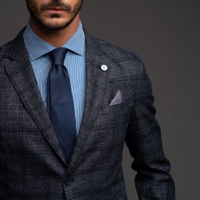 Giacca uomo destrutturata, realizzata in tessuto armaturato disegno madras sfumato con fazzoletto da taschino e cravatta in tinta